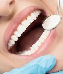 sprawdzanie zębów lusterkiem dentystycznym